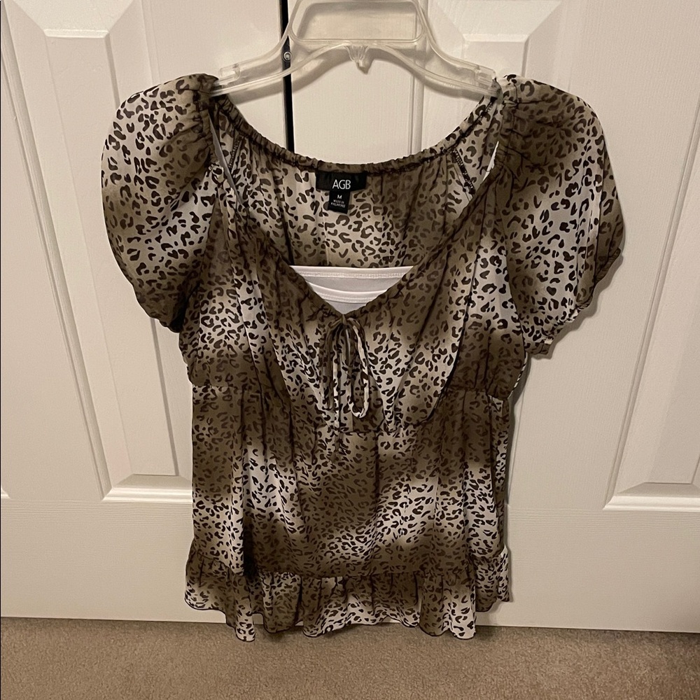 AGB Women's Brown/White Animal Print Blouse Medium (Like New)